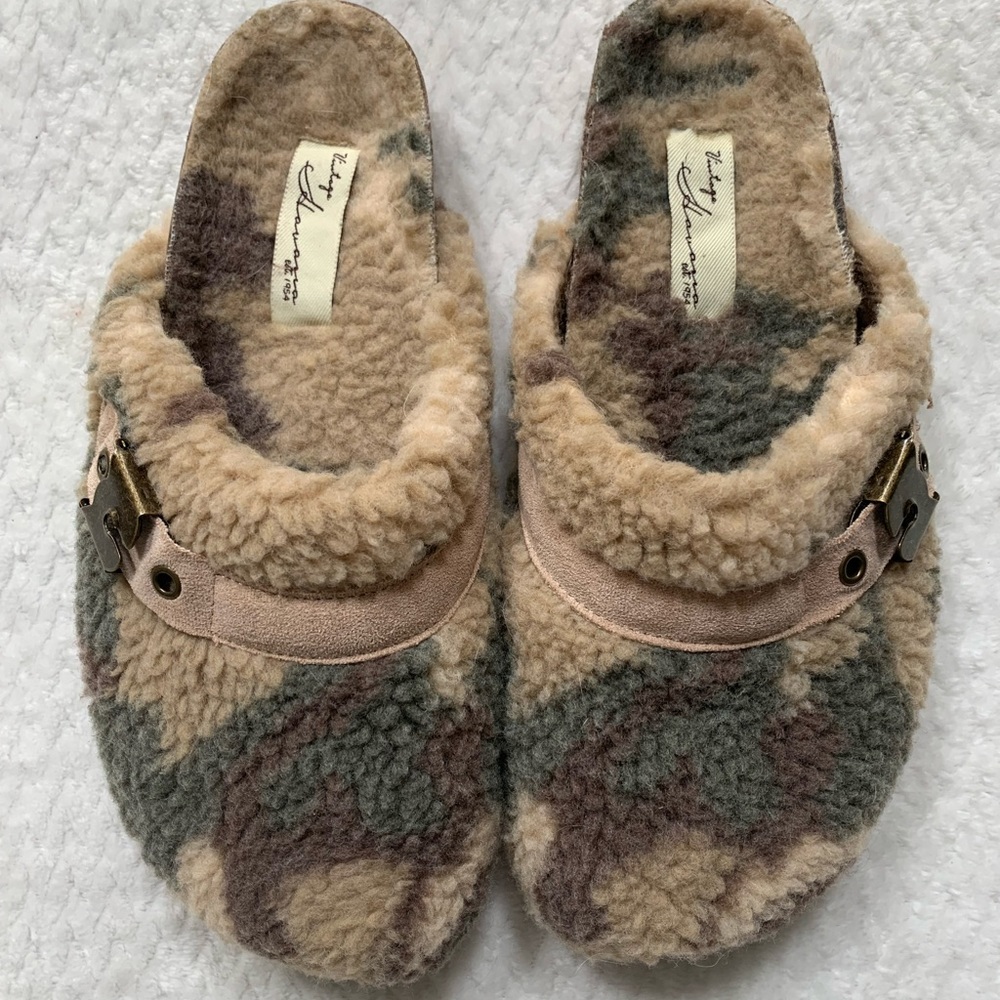 Vintage Havana Slippers